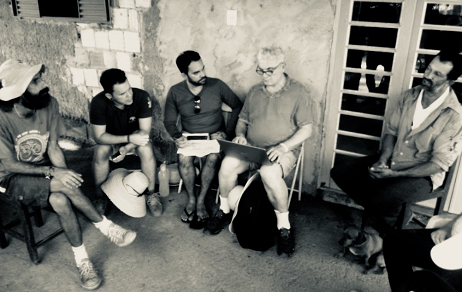 Pesquisadores Alessandro Oliveira e Joaquín Paredes, em visita a propriedade rural em Goiás