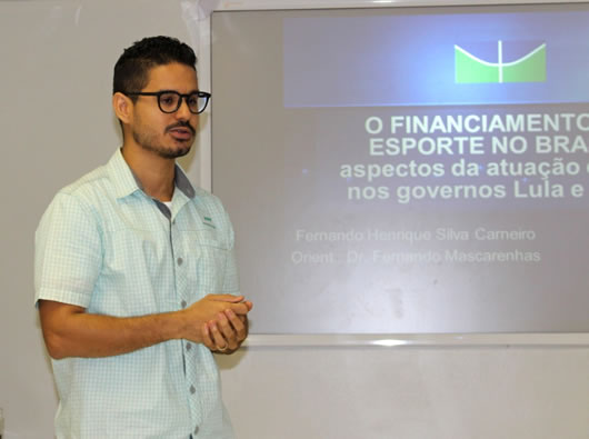 Professor apresenta plataforma durante a defesa de sua tese de doutorado Professor apresenta plataforma durante a defesa de sua tese de doutorado