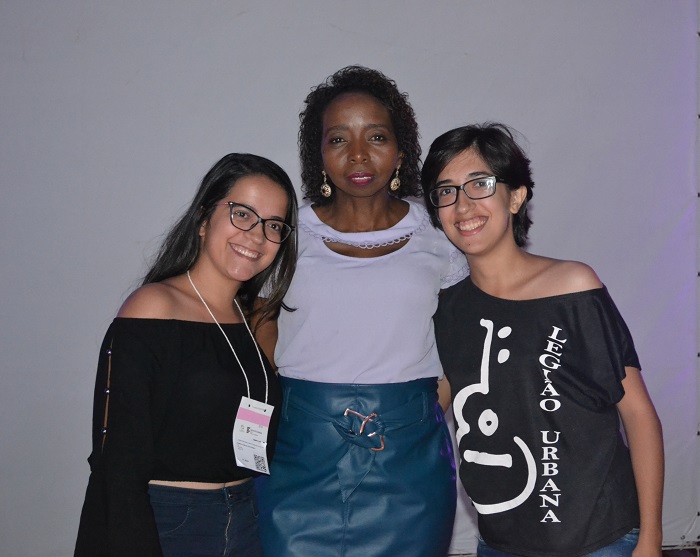 Alunos, servidores e demais participantes fizeram fila ao final da palestra para tirar uma foto com a cientista