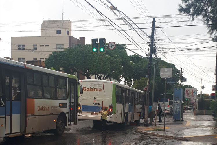 Exemplo de ônibus em "bunching" ( em comboio), num ponto na Av. T-49 com a T-2, no setor Bueno, em Goiânia, um dos problemas apontados na pesquisa.