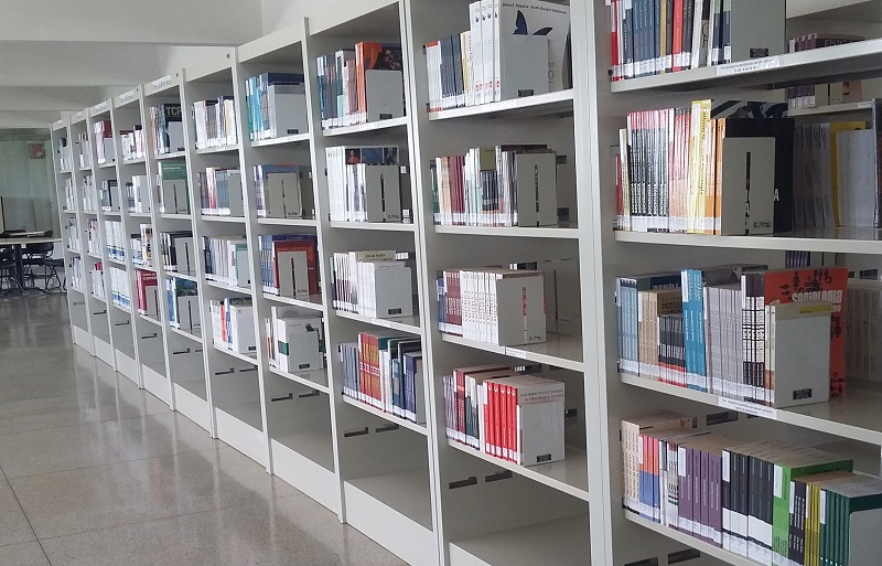 A Biblioteca do IFG Aparecida de Goiânia possui acervo com 5900 exemplares de 1607 títulos à disposição da comunidade acadêmica