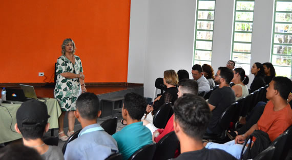 Pro-Reitora participou das boas-vindas aos estudantes da primeira turma de Engenharia de Produção