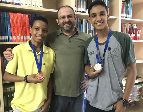 Estudantes exibem as medalhas de outo e bronze que conquistaram