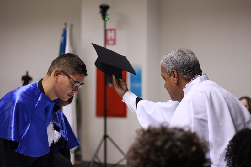 Weder Alves recebe a outorga de grau representando os estudantes de Cinema