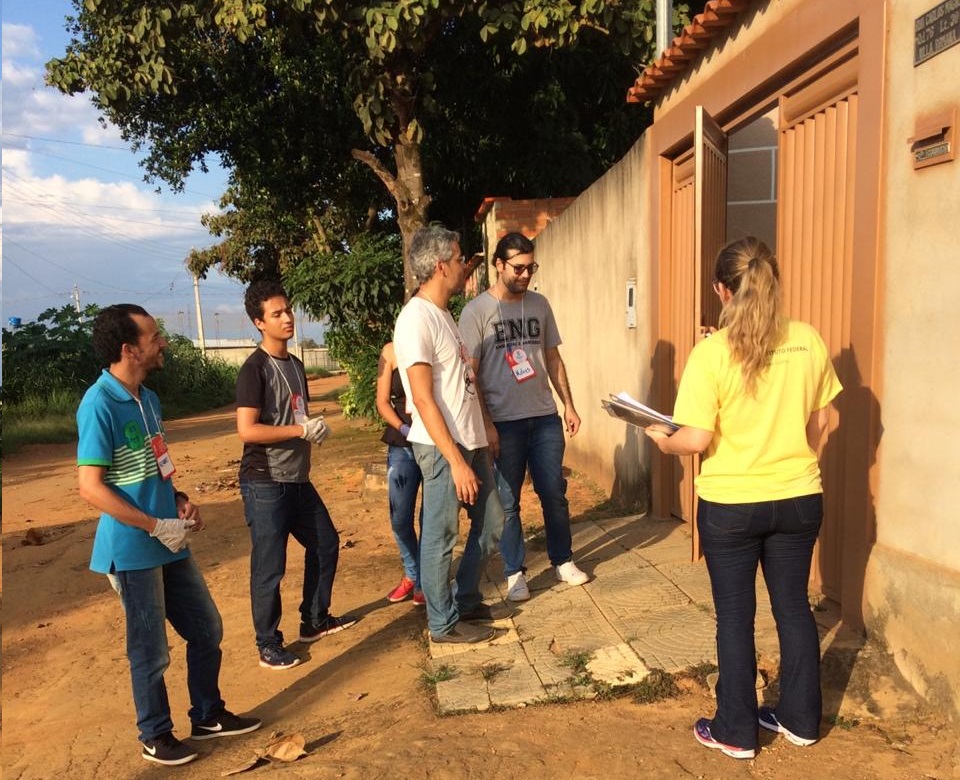 Equipe do projeto de extensão durante visita a uma das famílias da Vila Romana, para esclarecimentos sobre filtro sustentável Equipe do projeto de extensão durante visita a uma das famílias da Vila Romana, para esclarecimentos sobre filtro sustentável