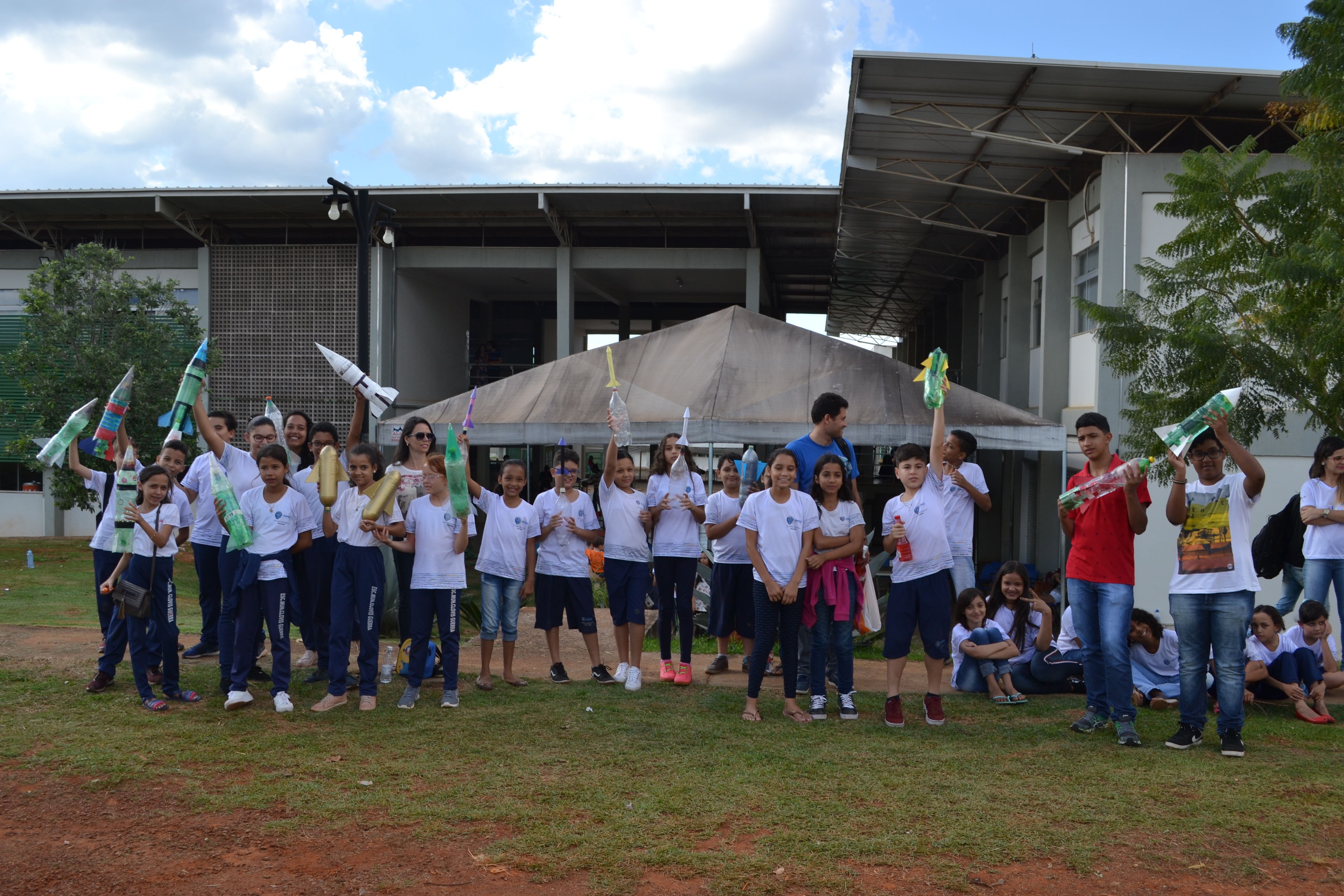 Alunos participantes mostram os foguetes de garrafa pet