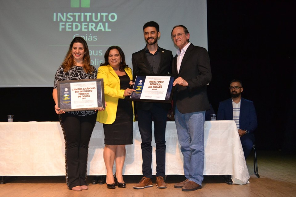 Entrega das placas em homenagem ao IFG e ao Câmpus Anápolis. (da esq. p/ dir.): Elza Gabriela Godinho Miranda (diretora-geral do Câmpus Anápolis), vereadora Geli Sanches, Daniel Silva Barbosa (pró-reitor de Extensão do IFG), e deputado estadual Antonio Gomide Entrega das placas em homenagem ao IFG e ao Câmpus Anápolis. (da esq. p/ dir.): Elza Gabriela Godinho Miranda (diretora-geral do Câmpus Anápolis), vereadora Geli Sanches, Daniel Silva Barbosa (pró-reitor de Extensão do IFG), e deputado estadual Antonio Gomide