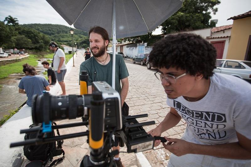 Estudantes de Cinema em atividade de filmagem no centro histórico