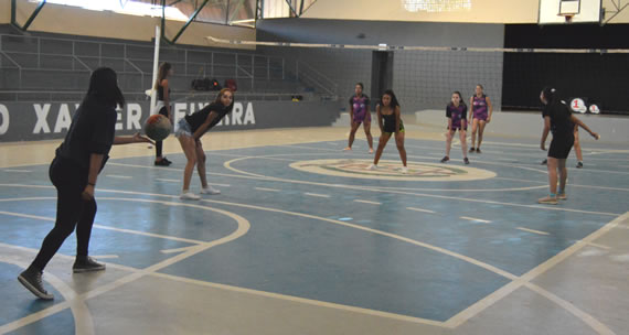 Meninas disputam partida de futsal