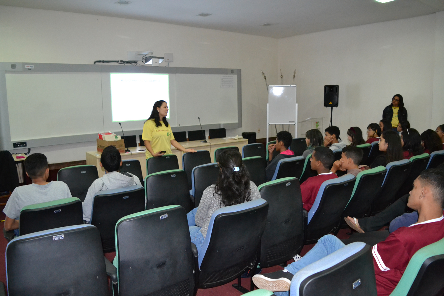Coordenadora de Eventos do Câmpus Goiânia, Gleice de Sousa, recebe estudantes no projeto Conhecendo o IFG, no Câmpus Goiânia.
