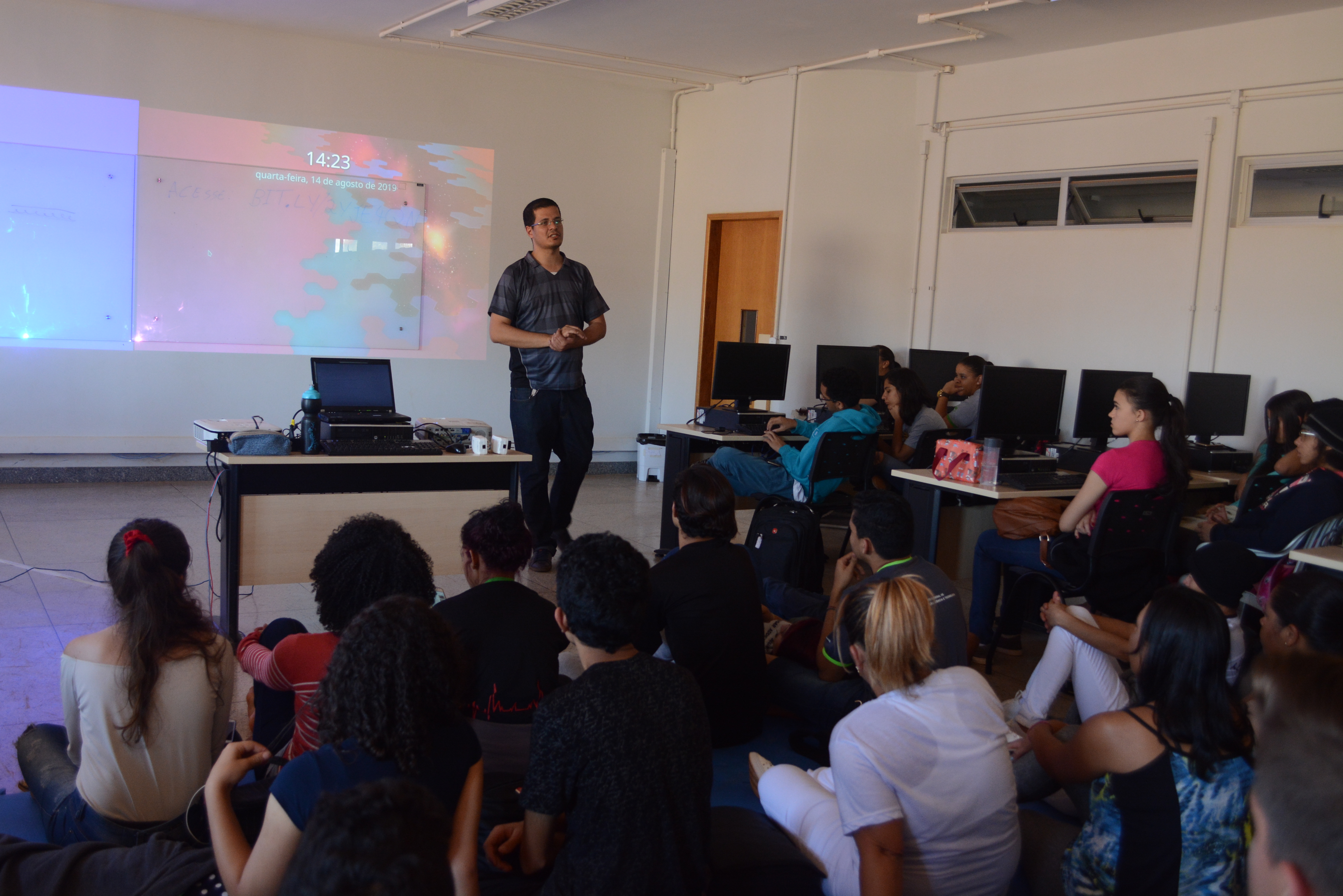 Coordenador de Tecnologia da Informação do campus, Adriano Cordeiro foi convidado pelo Grêmio Estudantil Voz Ativa a realizar uma roda de conversa sobre a tecnologia e suas vertentes