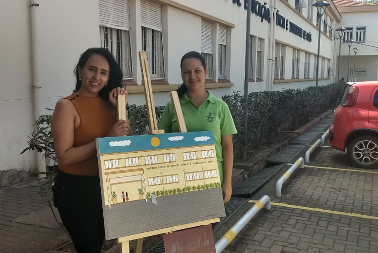 Pintura da fachada do Câmpus Goiânia do IFG, um dos edifícios públicos da capital tombado como patrimônio Art Déco de Goiânia. A tela foi pintada pela artista Magdala Córdula. Na foto, a artista está ao lado da coordenadora de eventos do Câmpus Goiânia, professora Gleice de Sousa.