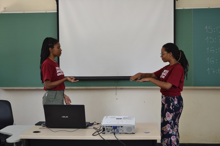 Ao final das aulas, os alunos são convidados a representarem um diálogo em Libras para fixar o aprendizado