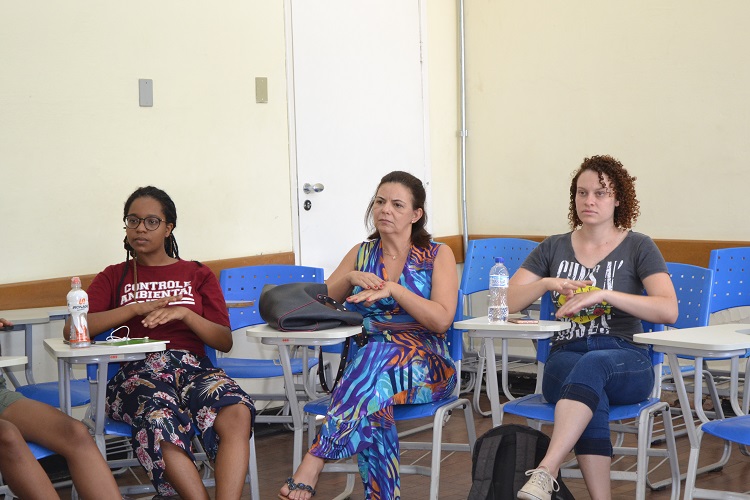 Maria José, ao centro, e Daniela à direita durante as aulas do curso de Libras do Câmpus Goiânia