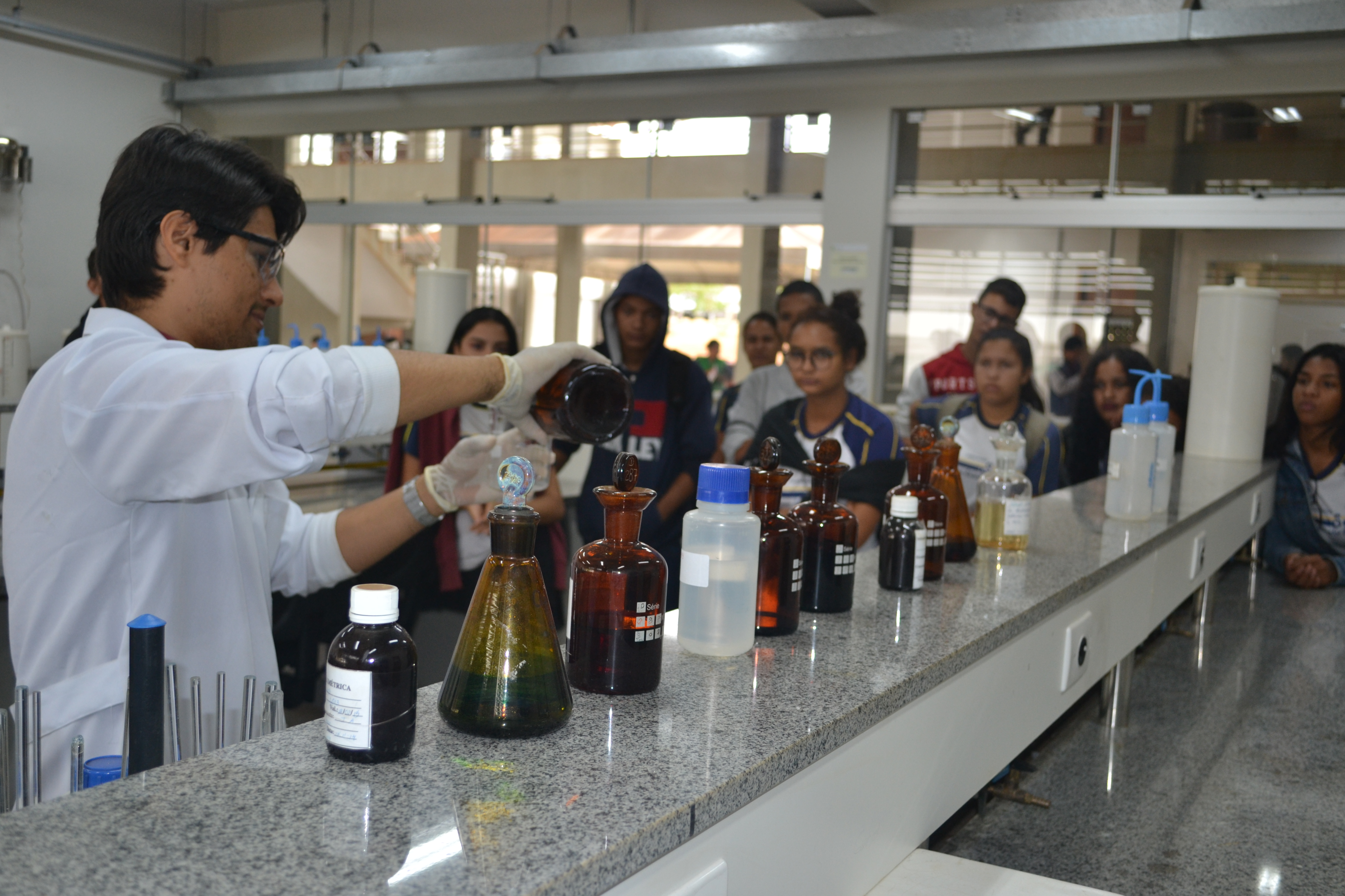 Visita ao laboratório de Química do IFG Anápolis