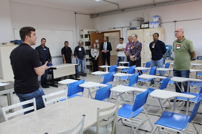 Professor Alecio apresenta atividades nos laboratórios de Engenharia Civil para visitantes