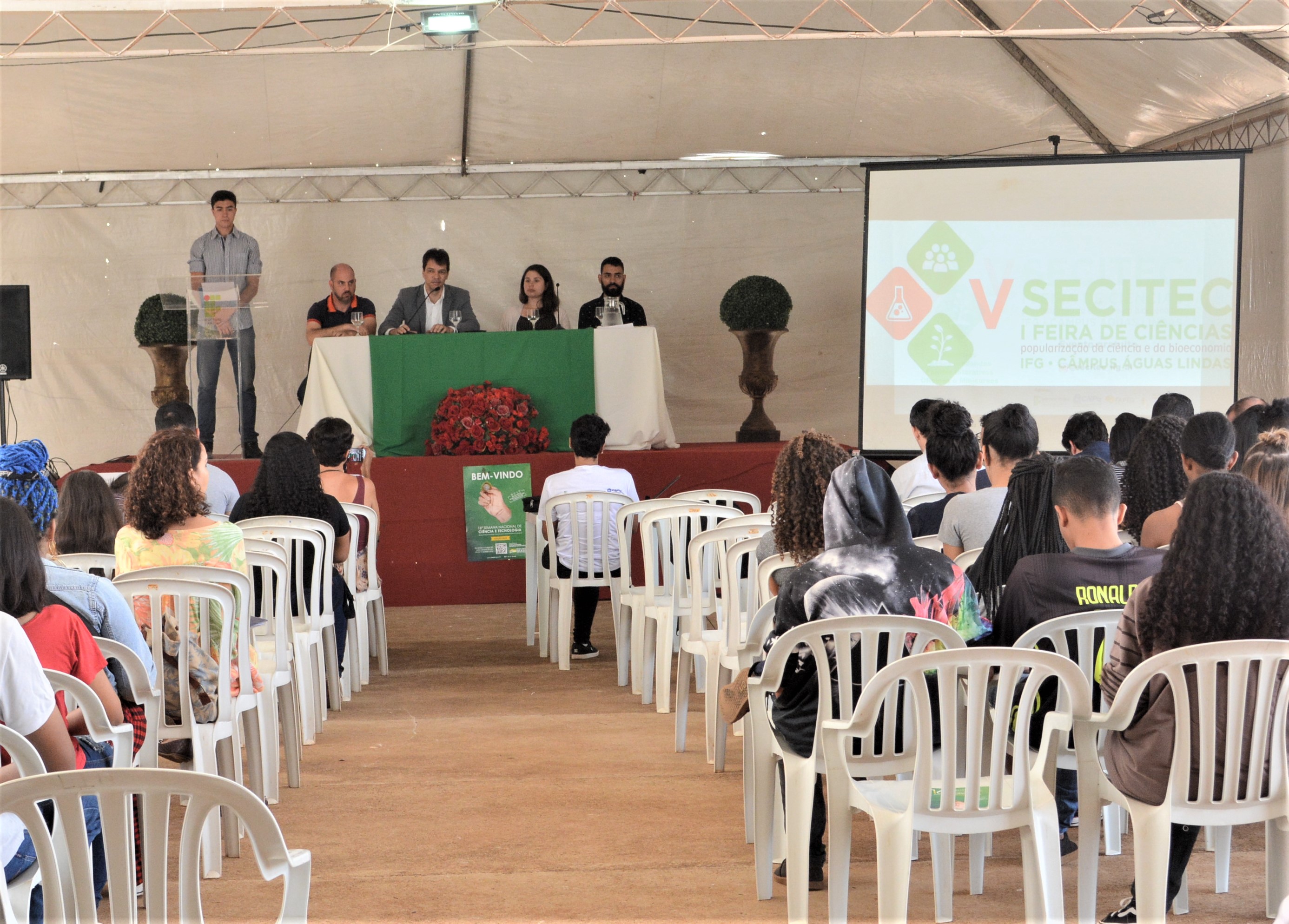 Mesa de abertura, que aconteceu no dia 23 de outubro, discorreu sobre o cenário do ensino e pesquisa na instituição e no país