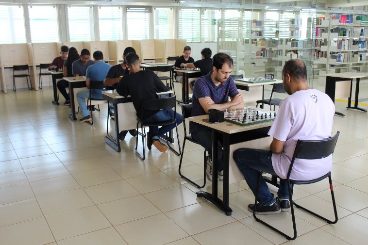 Participantes do xadrez concentrados na disputa