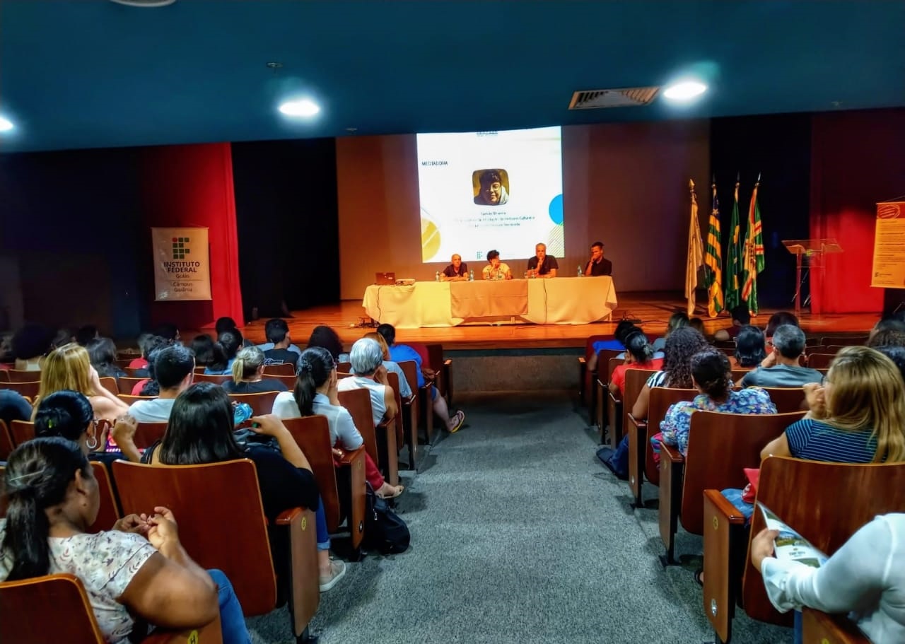 Mesa redonda sobre produção cultural reuniu nomes como Carlos Brandão, jornalista e organizador do Chorinho do Grande Hotel, e Léo Razuk, da Monstro Discos e um dos organizadores do Goiânia Noise Mesa redonda sobre produção cultural reuniu nomes como Carlos Brandão, jornalista e organizador do Chorinho do Grande Hotel, e Léo Razuk, da Monstro Discos e um dos organizadores do Goiânia Noise