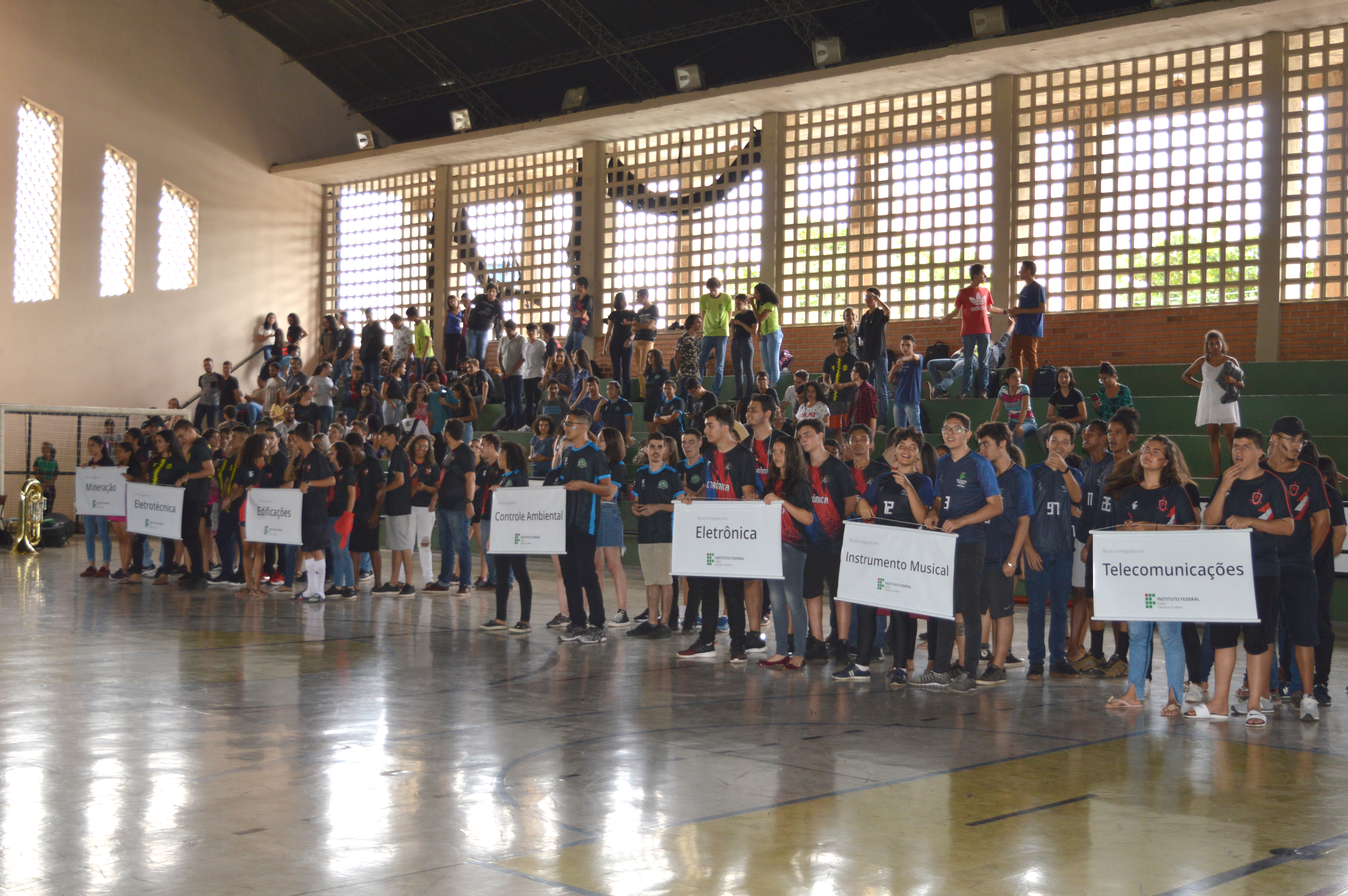 Delegações dos sete cursos técnicos do Câmpus Goiânia foram apresentadas durante cerimônia de abertura