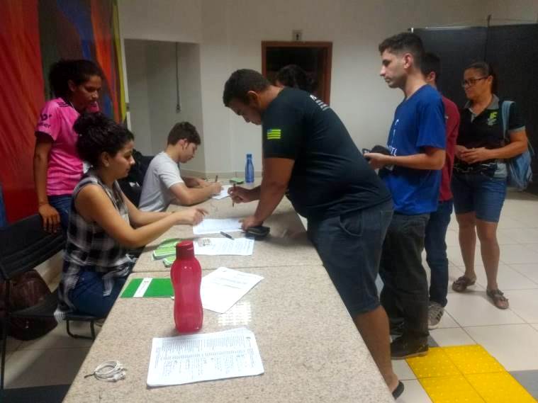 Eleitores discentes aguardando o momento para votar