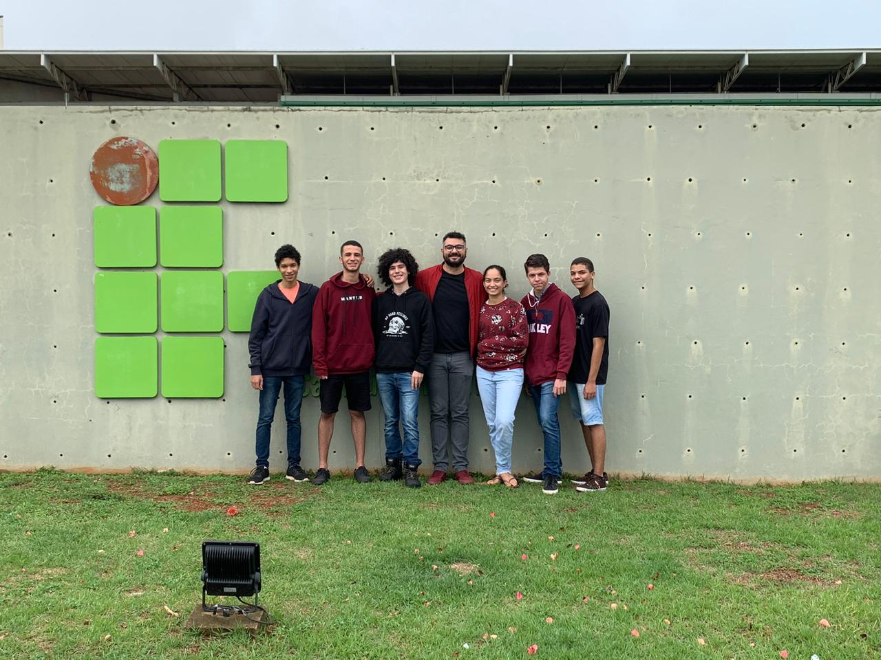 Professor Éder Brito (no centro) ao lado de seis alunos relacionados na OBMEP 2019 Professor Éder Brito (no centro) ao lado de seis alunos relacionados na OBMEP 2019