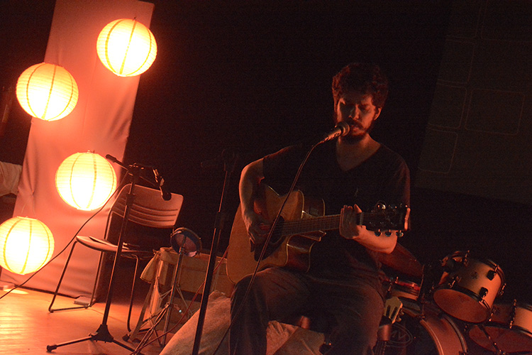 O cantor Erick Castanho faz apresentação com música autoral