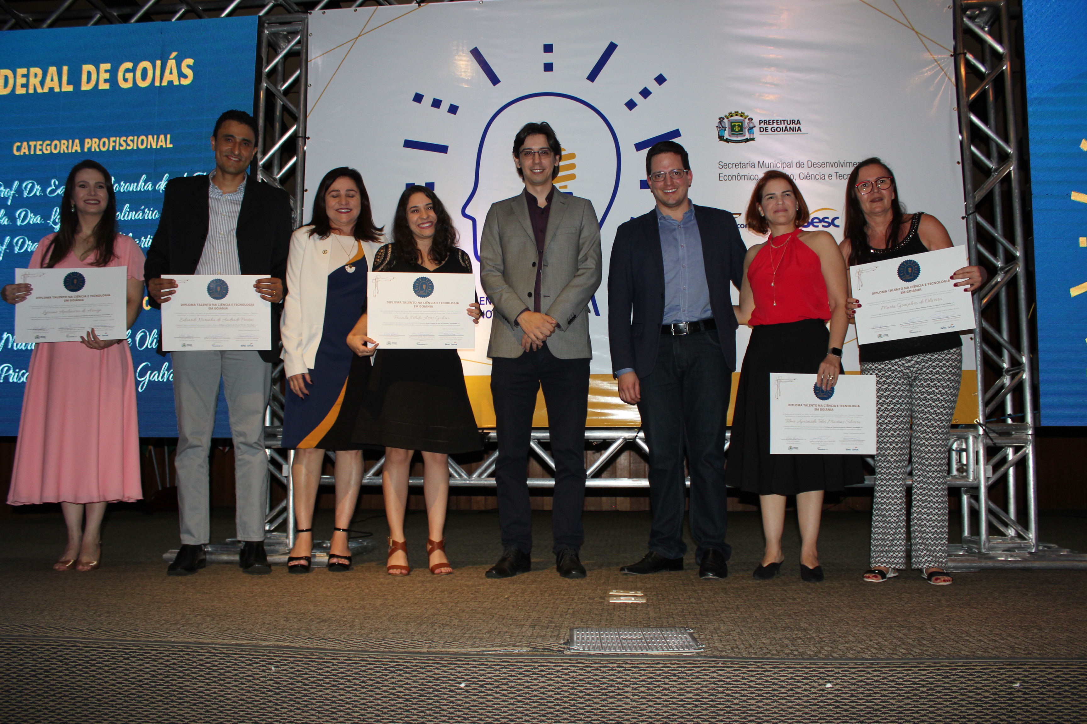 Professor Eduardo, professoras Adriana Reis, Lyriane e Telma, na companhia de Celso Camilo e de Leopoldo da Veiga Jardim, diretor regional do Sesc/Senac