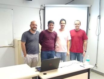 Pedro, tendo à sua direita o professor Daniel, e à esquerda os professores Alexandre Bellezi e Hugo Silva