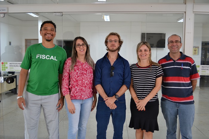 O chefe de departamento, prof. Jucélio, a gerente de pesquisa, pós-graduação e extensão,servidora Andrea, a diretora-geral, Aline e o coordenador acadêmico, Fernando juntos ao pesquisador do Inep, Gustavo Henrique