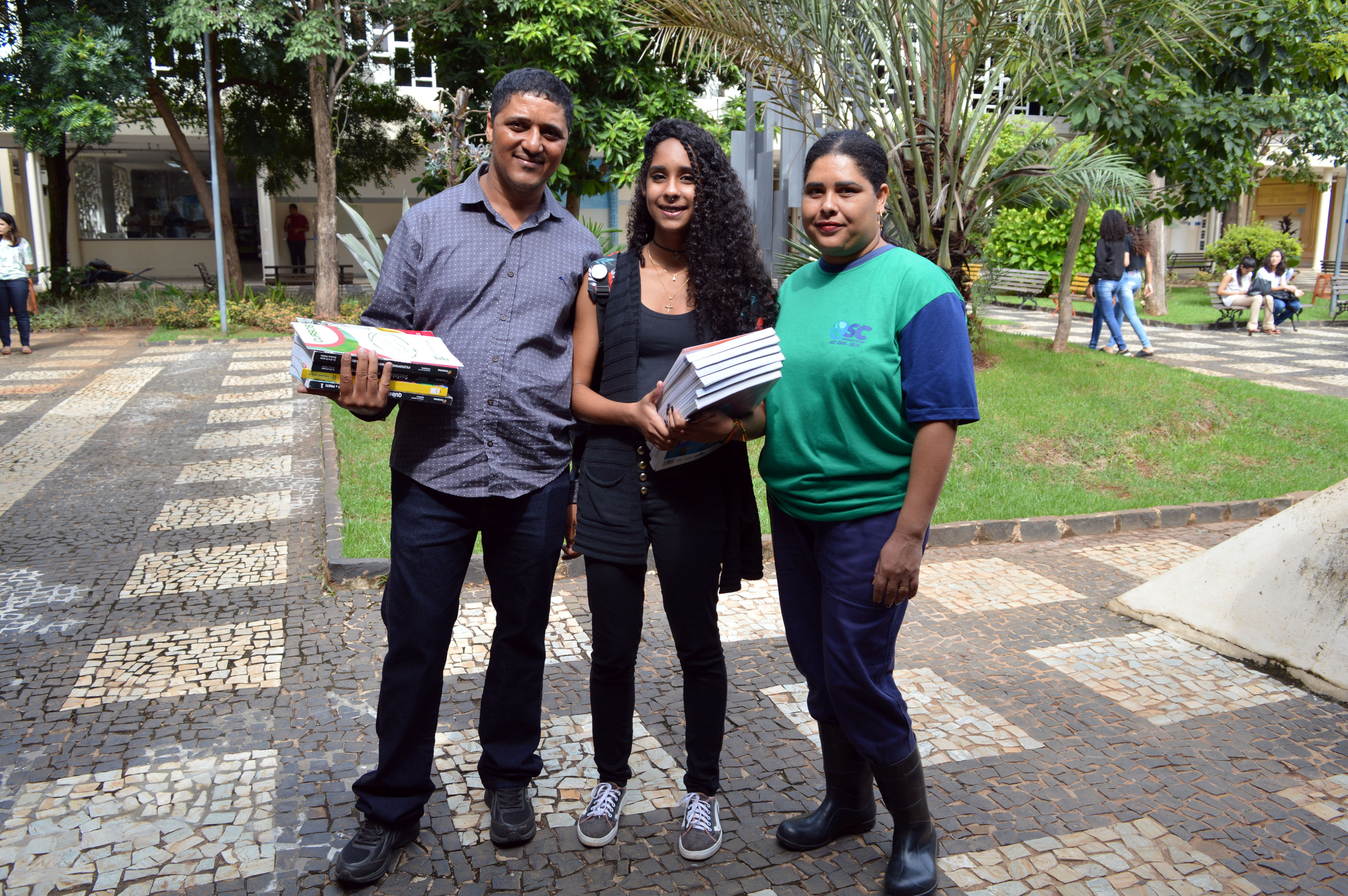 O pai Manuel Ribeiro, a filha Kauany Ribeiro das Neves ( ingressante no técnico em Controle Ambiental), e a mãe e servidora terceirizada Maria Gomes Ribeiro, durante a recepção