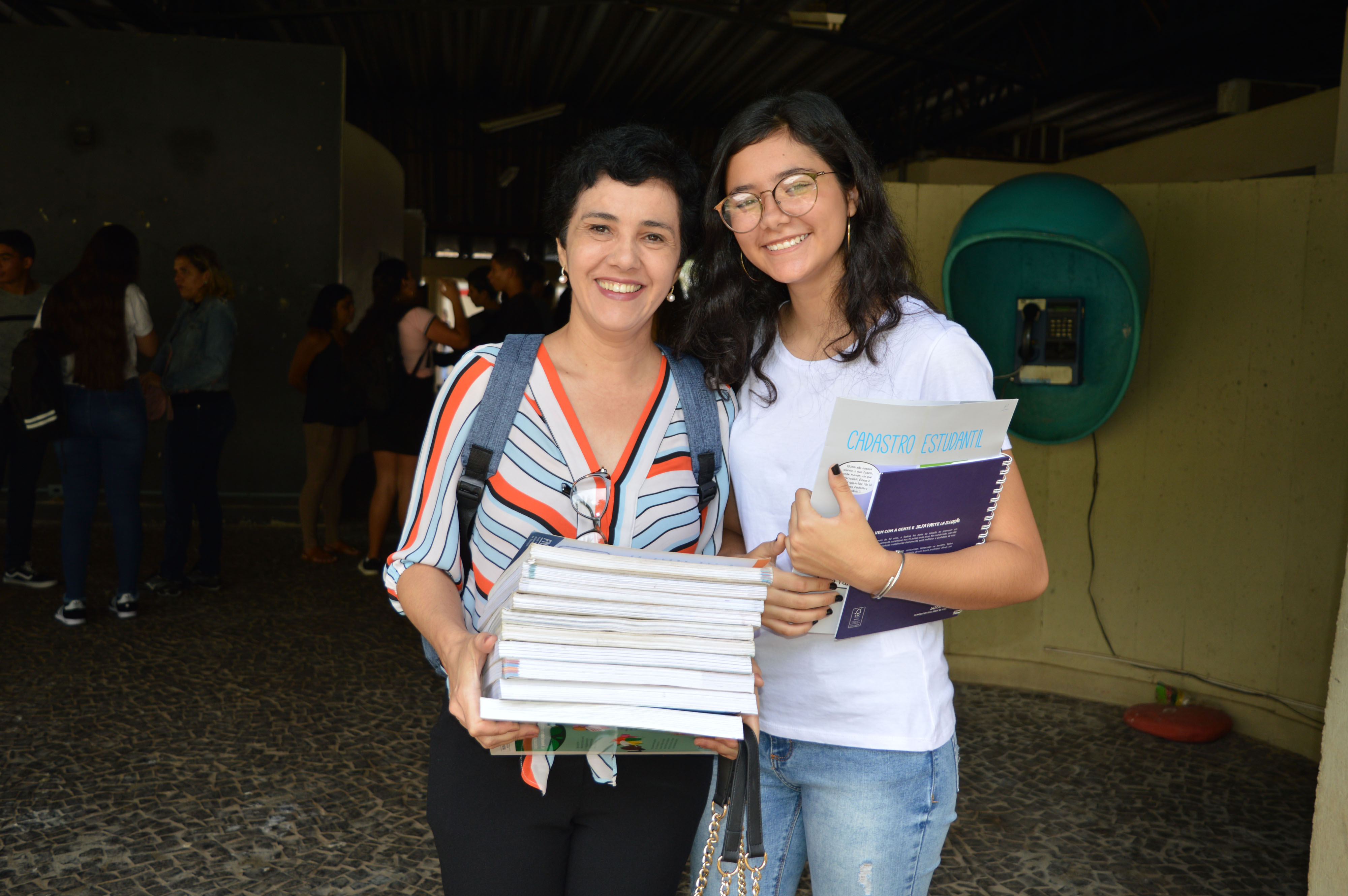 A psicóloga Margareth Mariano de Castro Oliveira e a filha Maria Laura de Castro Oliveira (ingressante no curso técnico integrado em Controle Ambiental) pegaram os livros didáticos durante a recepção