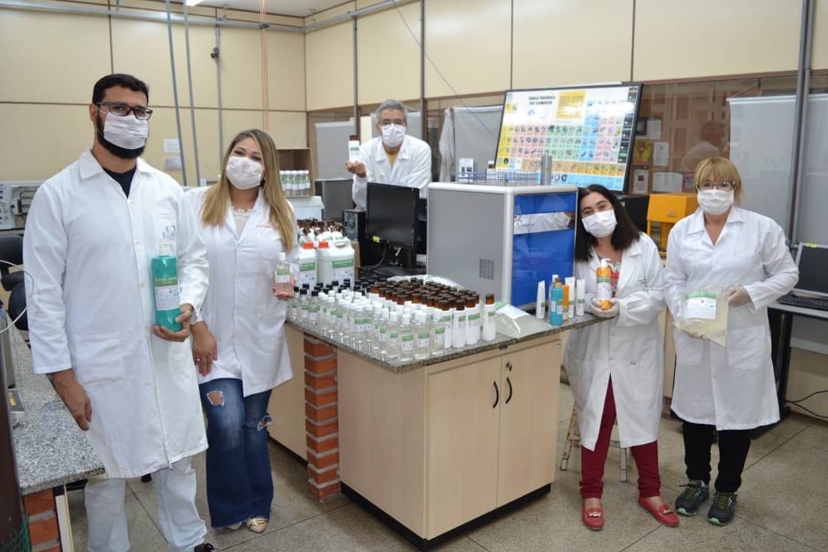 Servidores do Câmpus Goiânia produzem o álcool em gel no laboratório de  Química do Câmpus