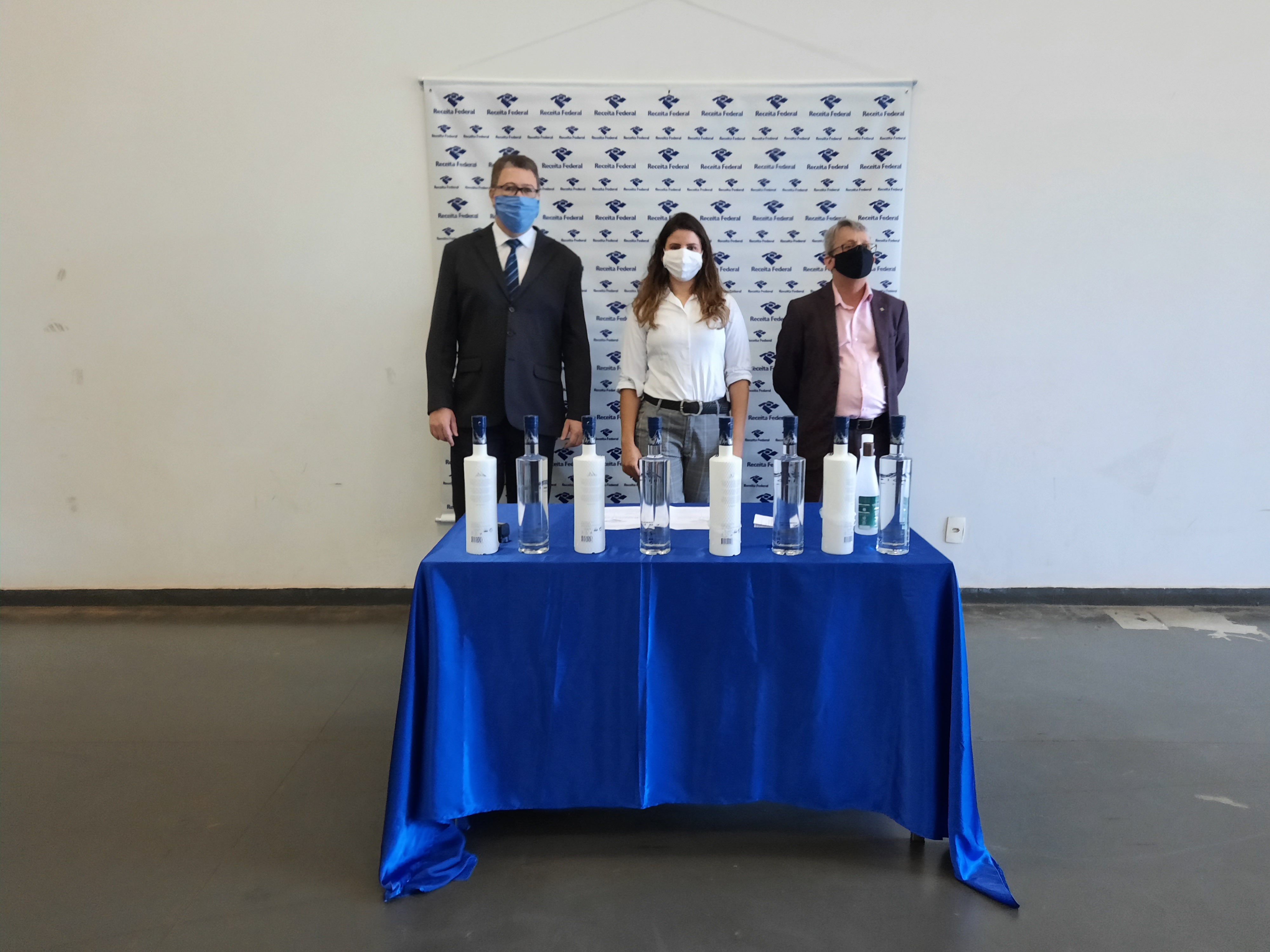 Representantes do IFG Anápolis e da Receita Federal formalizaram a entrega das bebidas apreendidas na manhã de hoje, 22