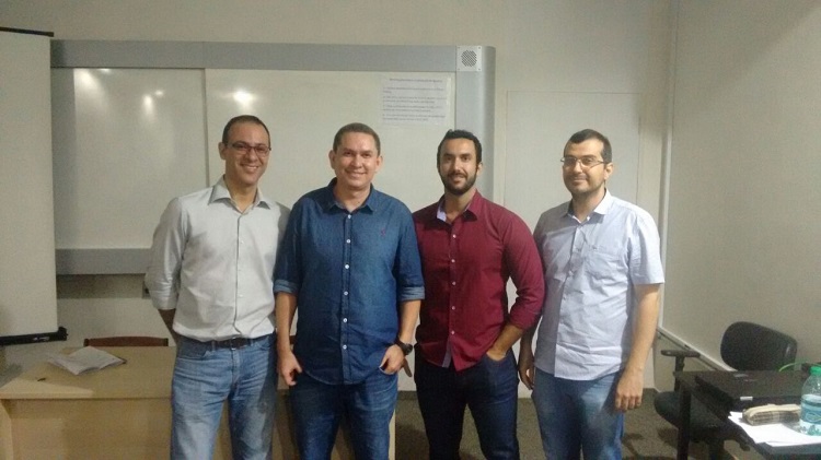Da esquerda para direita: Professor da UFG, Sílvio Vieira; professor do IFG, Lucas Nonato; formando Edson Marques; e o professor do IFG,  Fabiano de Souza, durante banca de defesa do trabalho de conclusão de curso.