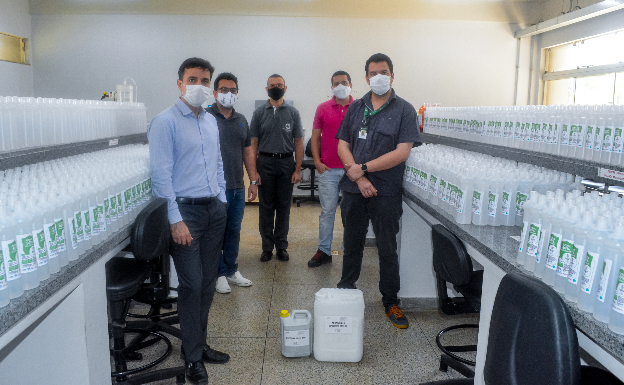 Diretor-geral, Thiago Gonçalves Dias, gerente da Gepex, Bruno Quirino Leal, e professor Diego Alves Rodrigues recebem a doação do CRQ, de espessante e glicerina Diretor-geral, Thiago Gonçalves Dias, gerente da Gepex, Bruno Quirino Leal, e professor Diego Alves Rodrigues recebem a doação do CRQ, de espessante e glicerina