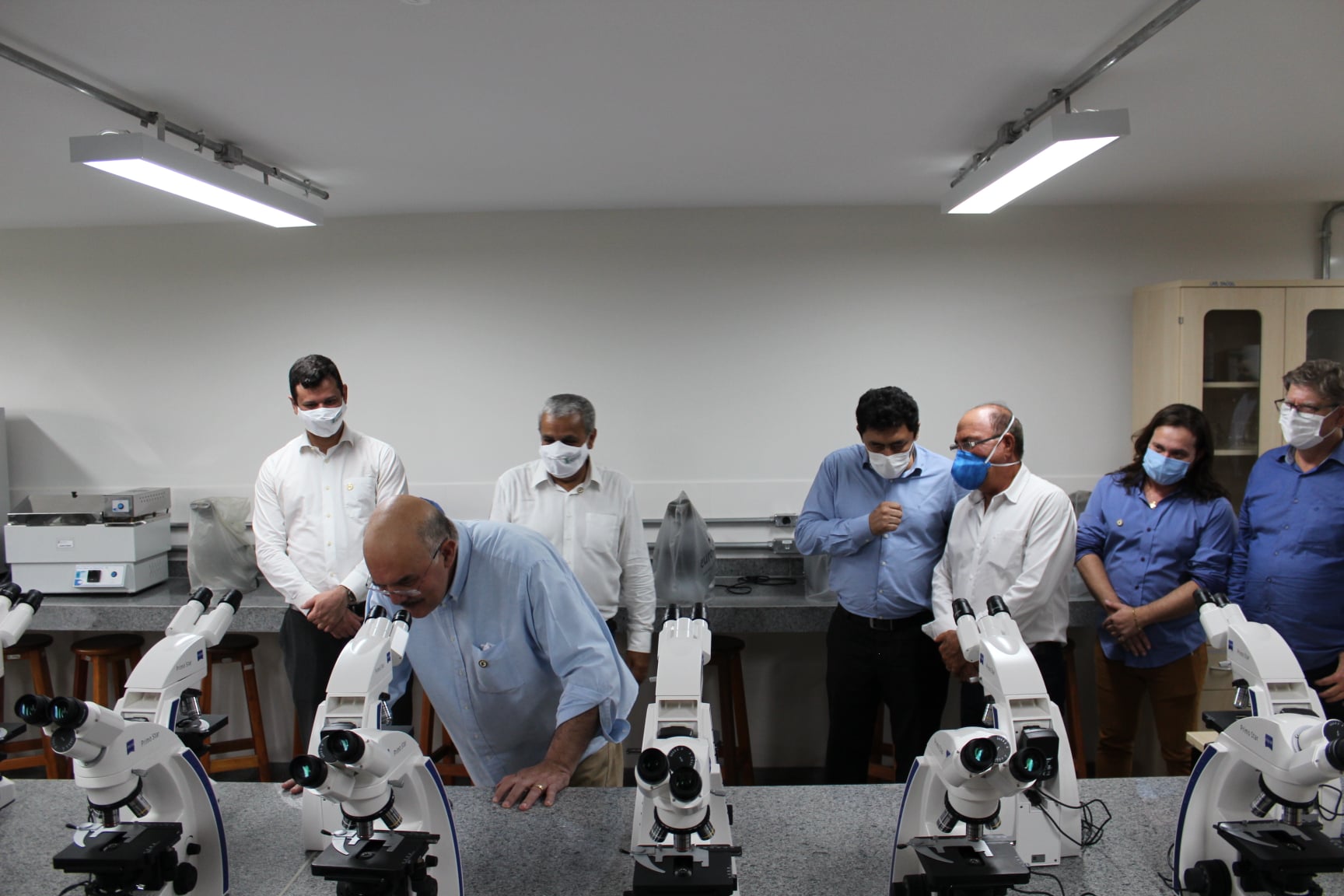 Na imagem, gestores visitam um dos laboratórios do Câmpus Goiânia Oeste