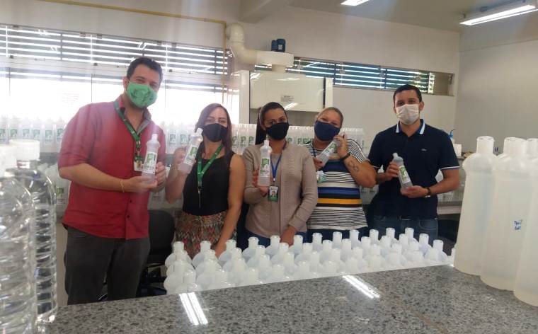 Equipe do Núcleo Epidemiológico de Formosa conhece a produção de álcool 70% e 80% do Câmpus Formosa no laboratório do Câmpus, com o diretor-geral, professor Thiago Gonçalves Dias, e o gerente da Gepex, professor Bruno Quirino Leal 