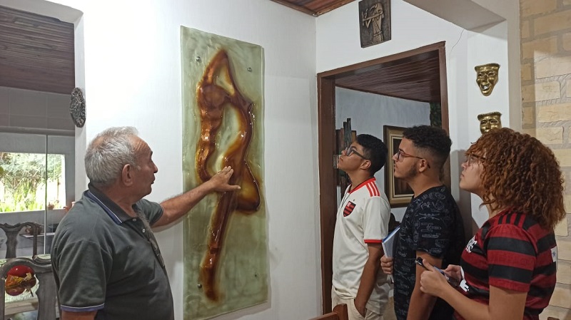 Estudantes em trabalho de campo do projeto de pesquisa