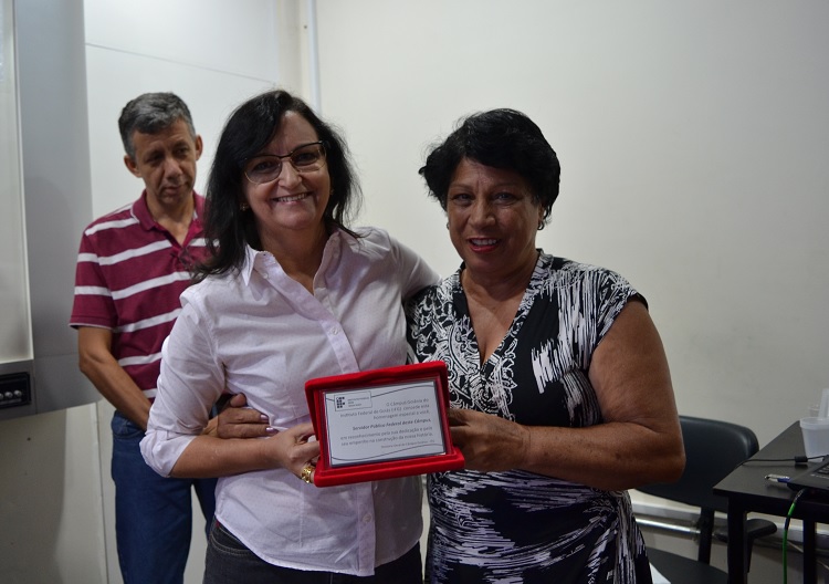 Maria Helena (à direita) recebeu placa da servidora Rosália Queiroz