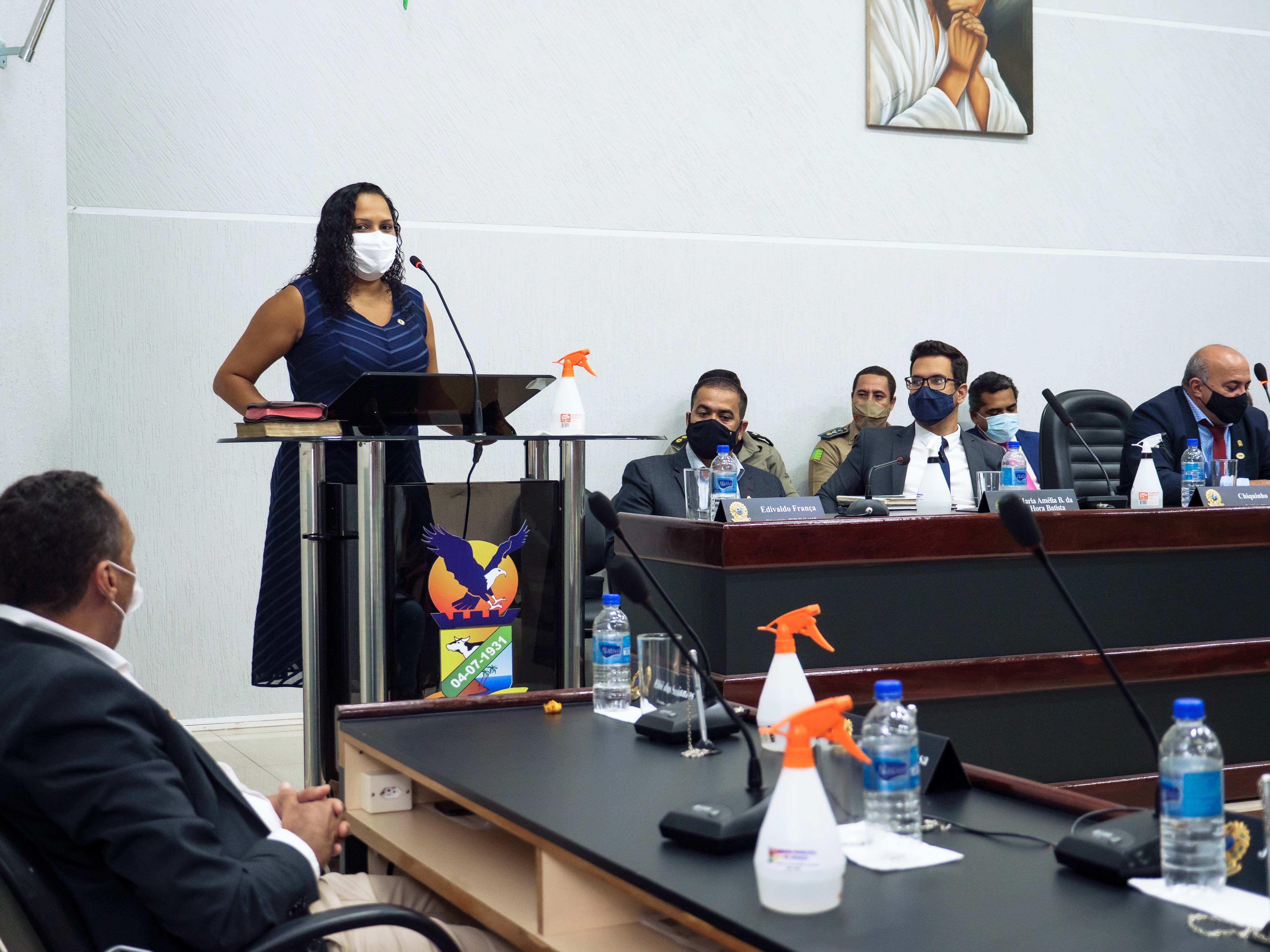 Andreia Alves do Prado recebe o Título de Cidadã Uruaçuense na Câmara Municipal imagem sem descrição.