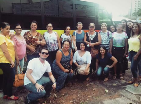 Após a visita técnica, alunos do curso de educação inclusiva posam para fotografia