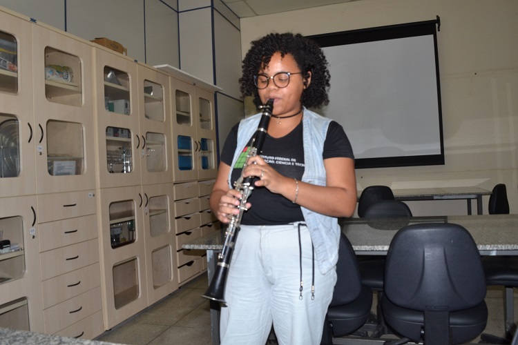 Aluna Fabiana de Oliveira testa clarineta após ajustes realizados na palheta Aluna Fabiana de Oliveira testa clarineta após ajustes realizados na palheta