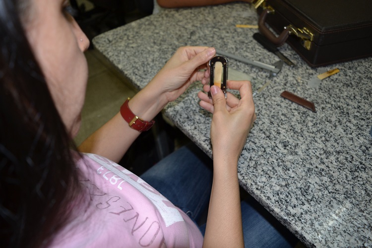 Professora Carina Bertunes realiza ajustes na palheta Professora Carina Bertunes realiza ajustes na palheta