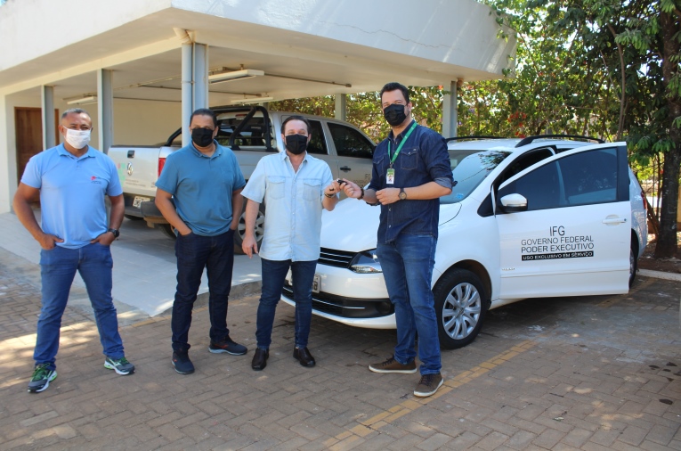 Equipe do Câmpus Goiânia Oeste recebe o veículo Space Fox do Câmpus Formosa