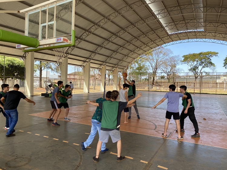 Turmas do técnico integrado durante jogo de basquete