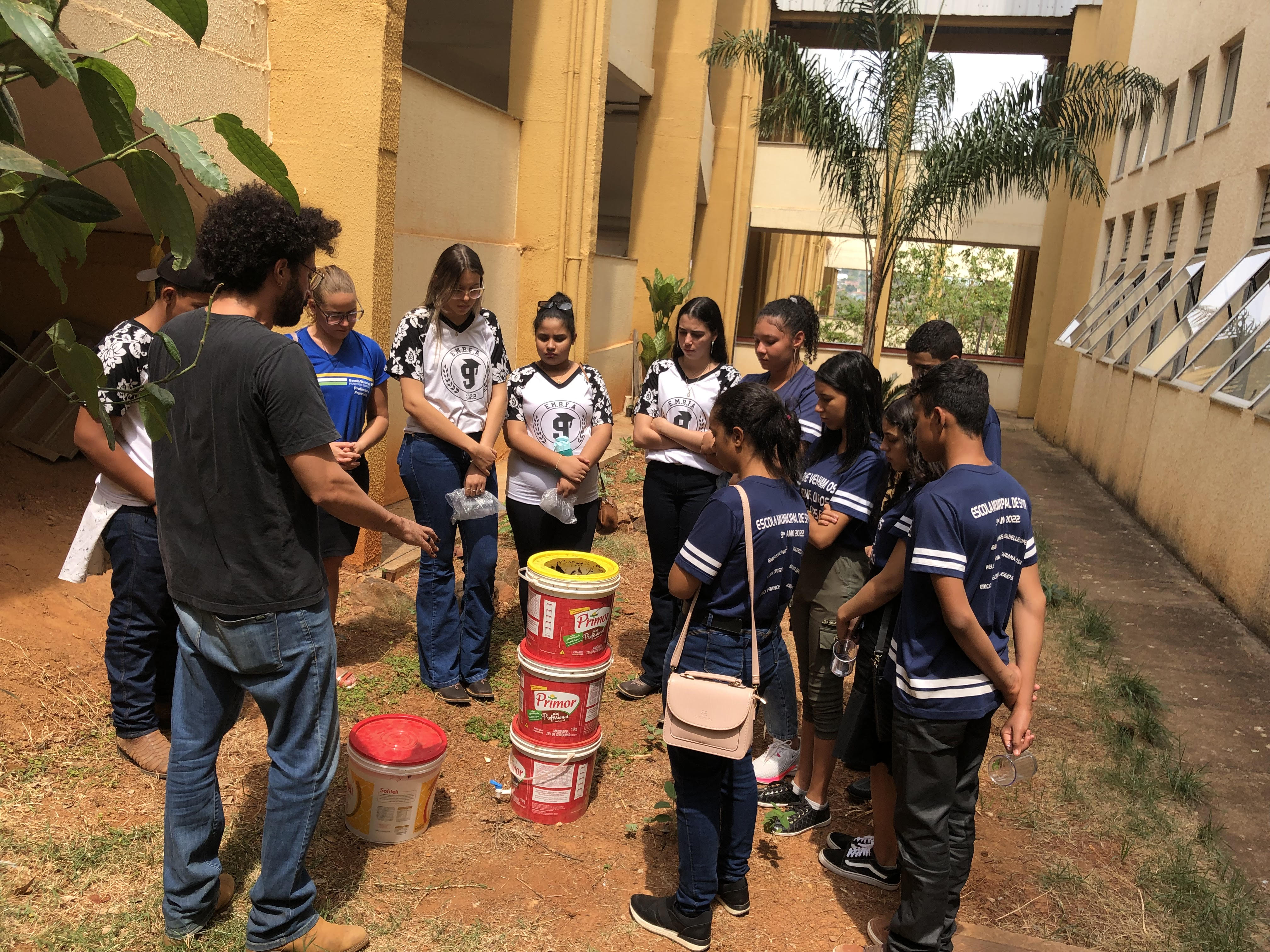 Oficina de compostagem com professor Gabriel Caymmi Oficina de compostagem com professor Gabriel Caymmi
