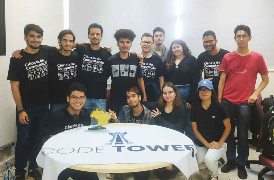 Membros da empresa júnior Code Tower juntamente com o coordenador, professor Alexandre Bellezi