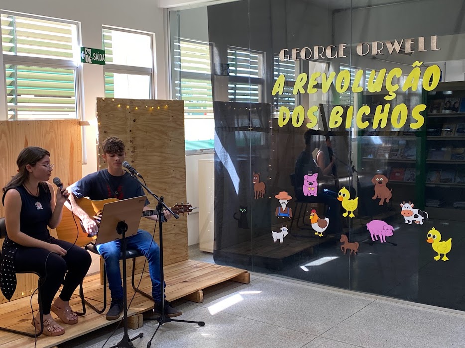 A abertura oficial do evento contou com a apresentação musical dos alunos Thayssa Expedita e João Vitor Celoni.