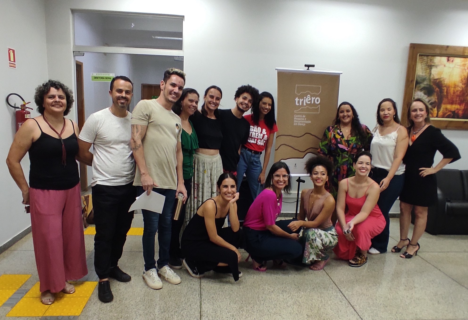 Equipe do Triêro - Centro de Pesquisa e Documentação em Dança do IFG, com a coordenadora Luciana Ribeiro; a representante da Pró-Reitoria de Extensão do IFG, Flávia Pinheiro; o diretor-geral do Câmpus Aparecida de Goiânia, Eduardo Rezende; e a gerente de Pesquisa, Pós-Graduação e Extensão, Gláucia Vieira 